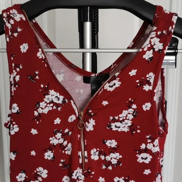 Red tanktop - Picture 4 of 11